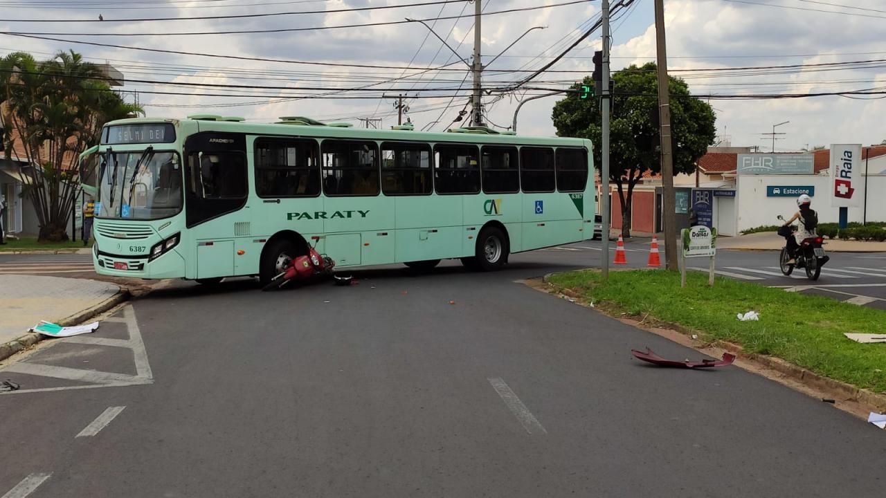 Foto 4 de 8 — Mulher fica ferida após acidente entre ônibus e motocicleta em Araraquara